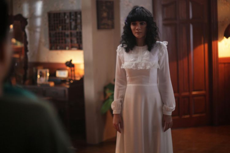 Cuplikan adegan saat Luna Maya perankan Suzzanna dalam film Suzzanna: Bernapas Dalam Kubur.