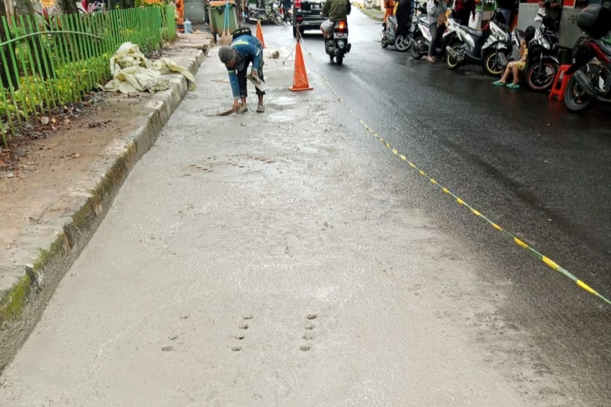 Sebanyak tujuh penutup dari sumur resapan yang sempat ambles di sepanjang Jalan Taman Bakrie, Kelurahan Karet, Kecamatan Setiabudi, Jakarta Selatan, telah diperbaiki.