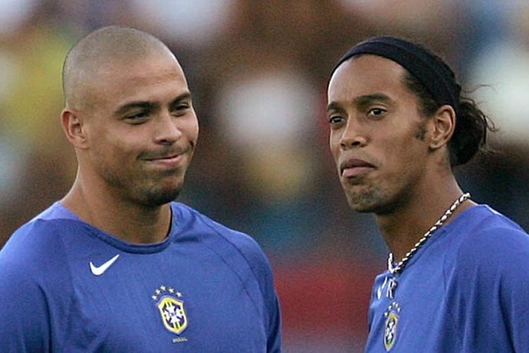 Striker sepak bola Brasil Ronaldo Nazario (kiri), dari tim Spanyol Real Madrid, berbagi lelucon dengan pemain depan Ronaldinho Gaucho, dari Spanyol Barcelona, 11 Oktober, 2004 selama sesi pelatihan di stadion King Pele di Maceio, Brasil utara. Brasil akan menghadapi Kolombia di Maceio 13 Oktober mendatang untuk babak kualifikasi Piala Dunia FIFA 2006 Jerman.