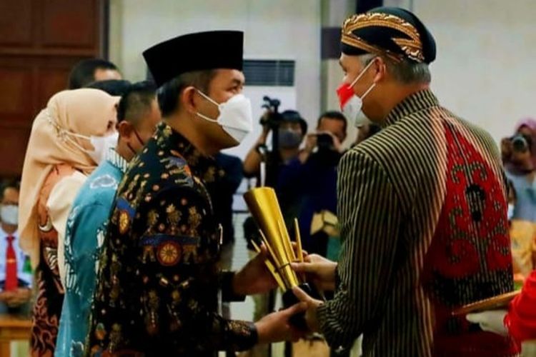 Pemerintah Kabupaten Wonogiri meraih Penghargaan Pembangunan Daerah (PPD) terbaik pertama se-Jawa Tengah. Penghargaan ini disampaikan langsung Gubernur Jawa Tengah, Ganjar Pranowo kepada Bupati Wonogiri, Joko Sutopo di  Gedung Gradhika Bhakti Praja, Kantor Gubernur Jawa Tengah, Kamis (14/4/2022)