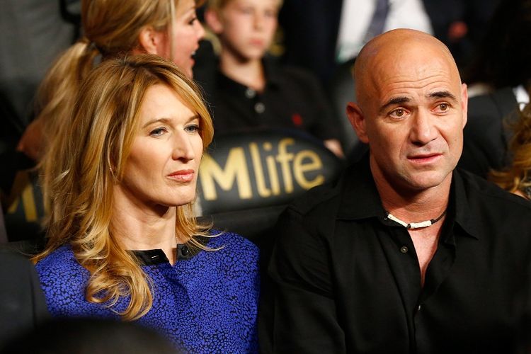 Mantan petenis asal Amerika Serikat, Andre Agassi (kanan), dan istrinya yang juga eks petenis asal Jerman, Steffi Graf, menghadiri laga tinju antara Leo Santa Cruz dan Jose Cayetano di MGM Grand Garden Arena, Las Vegas, Amerika Serikat, 2 Mei 2015.