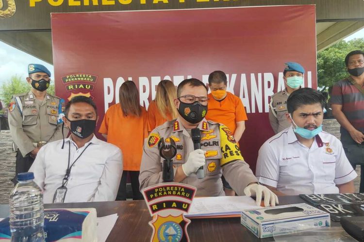 Kapolresta Pekanbaru Kombes Pol Nandang Mumin Wijaya melakukan konferensi pers pengungkapan kasus penipuan dengan modus hipnotis di Pekanbaru, Riau, Senin (2/11/2020).