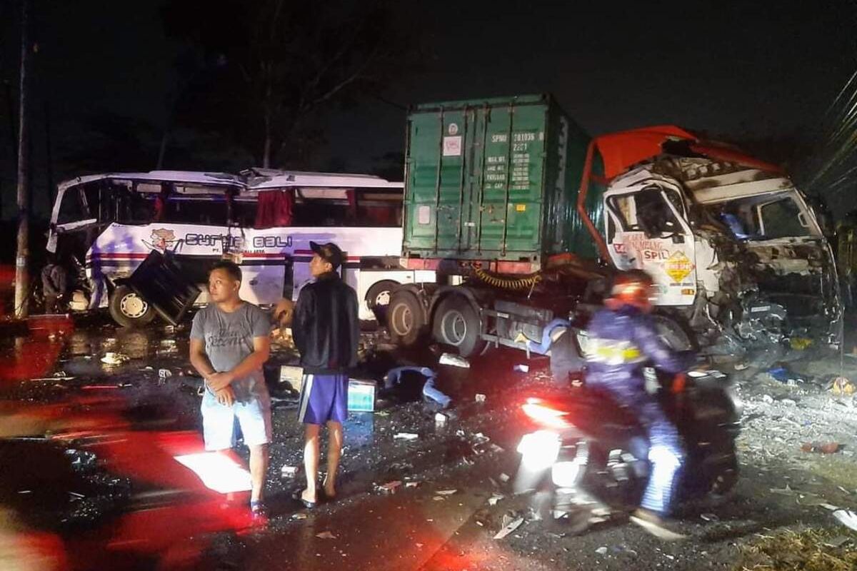 Enam orang tewas dan empat orang lainnya luka-luka dalam kecelakaan maut yang melibatkan bus dan dua Truk Tronton di Pantura Pati-Rembang, Kecamatan Batangan, Kabupaten Pati, Jawa Tengah, Senin (23/9/2024) dini hari.