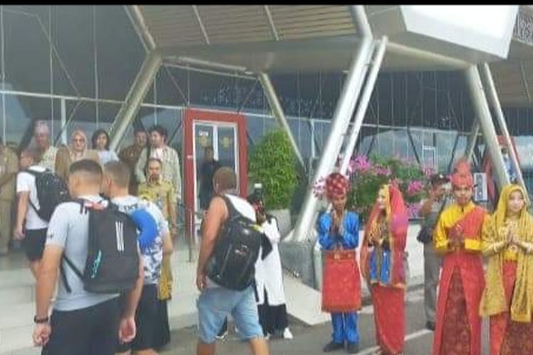 Kru Official MXGP tiba di bandara Sumbawa
