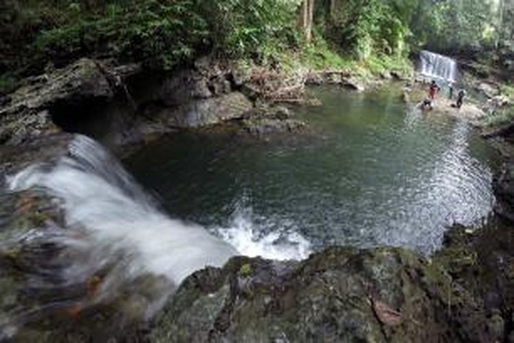 Air Terjun Ampadoap di Kabupaten Kepualan Talaud, Sulawesi Utara memiliki keunikan, karena di lokasi itu terdapat dua air terjun yang saling berhadapan.