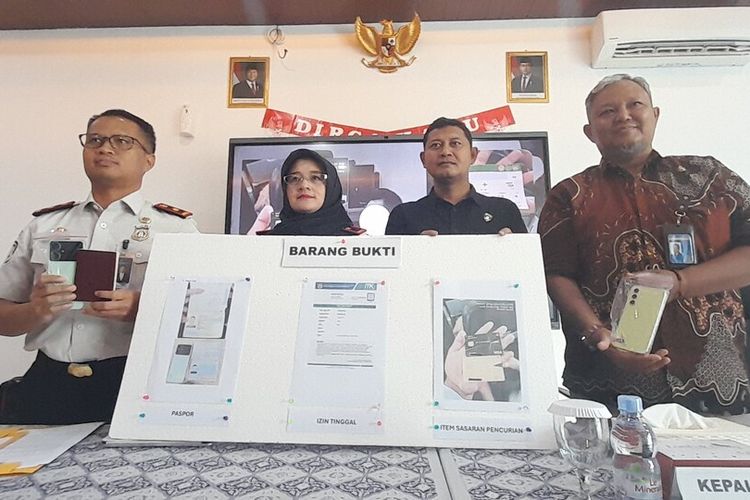 Diduga Curi Kartu Kredit Penumpang di Pesawat, WNA Tiongkok Ditangkap di Bandara YIA