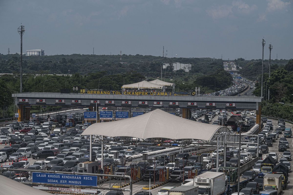 Antrean kendaraan menuju arah Jakarta di Gerbang Tol Cikampek Utama, Karawang, Jawa Barat, Jumat (6/5/2022). Pada H+3 Lebaran 2022, ruas Jalan Tol Jakarta-Cikampek mengalami kepadatan volume kendaraan dan diperkirakan puncaknya pada H+5 atau 8 Mei 2022.