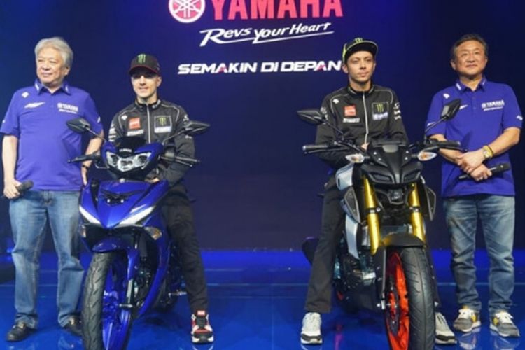 Duo pebalap Monster Energy Yamaha, Maverick VInales dan Valentino Rossi saat memperkenalkan MX-King dan MT-15 terbaru di Jakarta, Senin (4/2/2019).