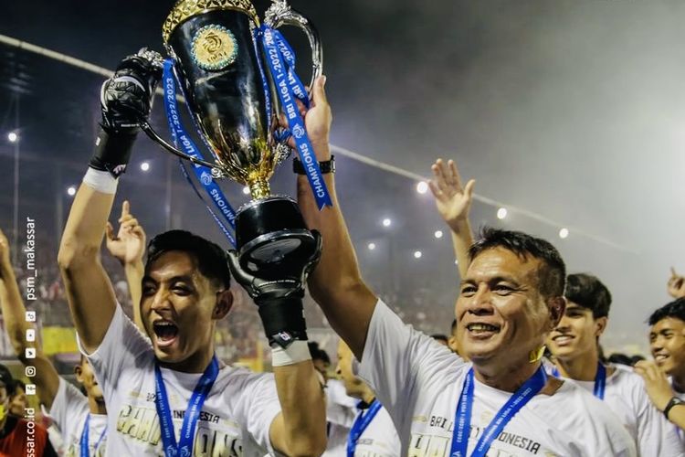 Penjaga gawang Reza Arya Pratama dan pelatih kiper Alan Haviluddin mengangkat Piala Juara liga 1 2022-2023.