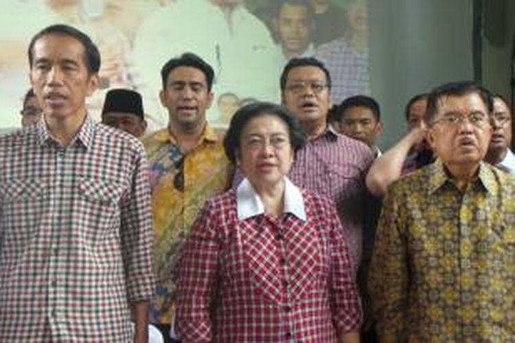 Pasangan Joko Widodo-Jusuf Kalla bersama Ketua Umum DPP PDI Perjuangan Megawati Soekarnoputri usai menyaksikan hitung cepat pemilu presiden di Kebagusan, Jakarta Selatan, Rabu (9/7/2014).