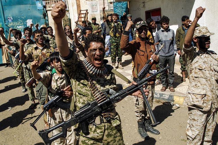 Tentara milisi Houthi bersorak dan meneriakkan slogan saat berkumpul di ibu kota Sanaa.