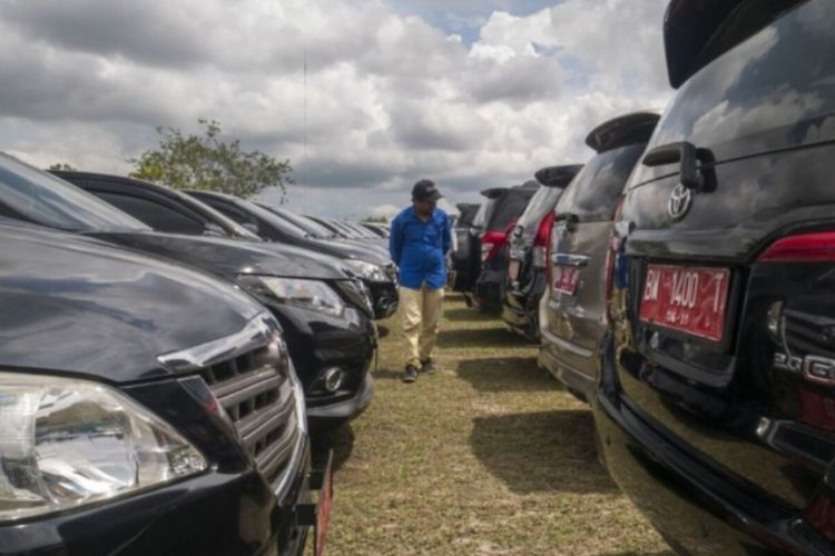 Mobil Dinas Pemprov Riau di lokasi parkiran gedung daerah pemerintah Provinsi Riau