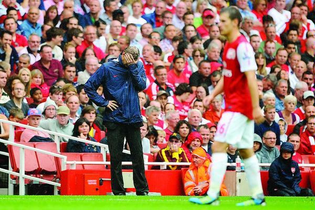 Manajer Arsenal Arsene Wenger terlihat putus asa melihat permainan timnya saat menghadapi Liverpool di kandang sendiri, Stadion Emirates, London, Sabtu (20/8). Pada laga ini, Arsenal menyerah 0-2 dari Liverpool.