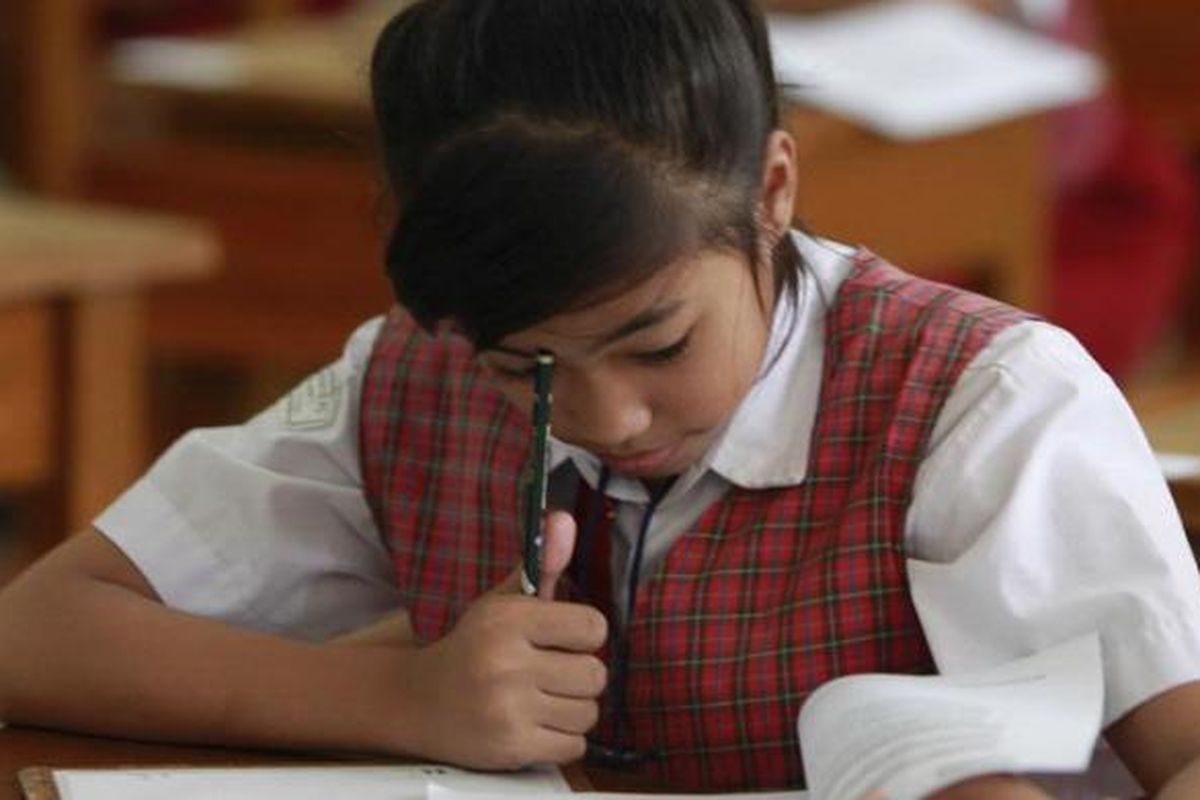 Murid mengikuti ujian nasional sekolah dasar di SDN Palmerah 07 Pagi, Jalan Palmerah Utara, Jakarta Barat, Selasa (10/5/2011). Secara serentak seluruh murid SD dan sederajat di Indonesia menjalani ujian nasional hingga 12 Mei 2011. Mata pelajaran yang diujikan adalah Bahasa Indonesia, Matematika dan Ilmu Pengetahuan Alam.  