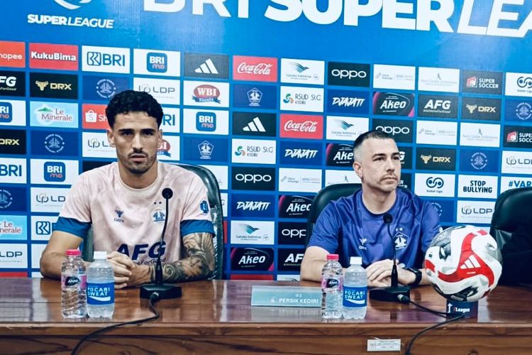Jelang laga pekan ke-16 Super League 2025-2026 melawan Persib Bandung, pelatih Persik Kediri Marcos Reina Torres dan pemain Kiko menjalani preskon di Stadion Brawijaya Kediri, Jawa Timur, Minggu (4/1/2026) malam.