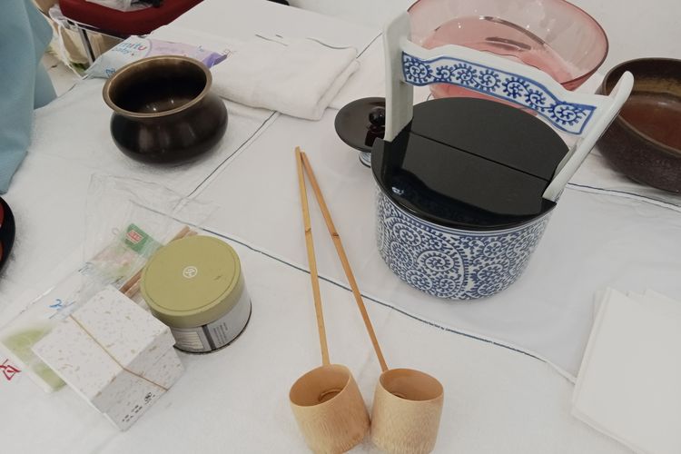  Alat yang digunakan saat Chanoyu, upacara minum teh secara tradisional di Jepang pada saat acara Jak Japan Matsuri 2023, di Jakarta Internasional Expo Kemayoran, Minggu (19/11/2023). 