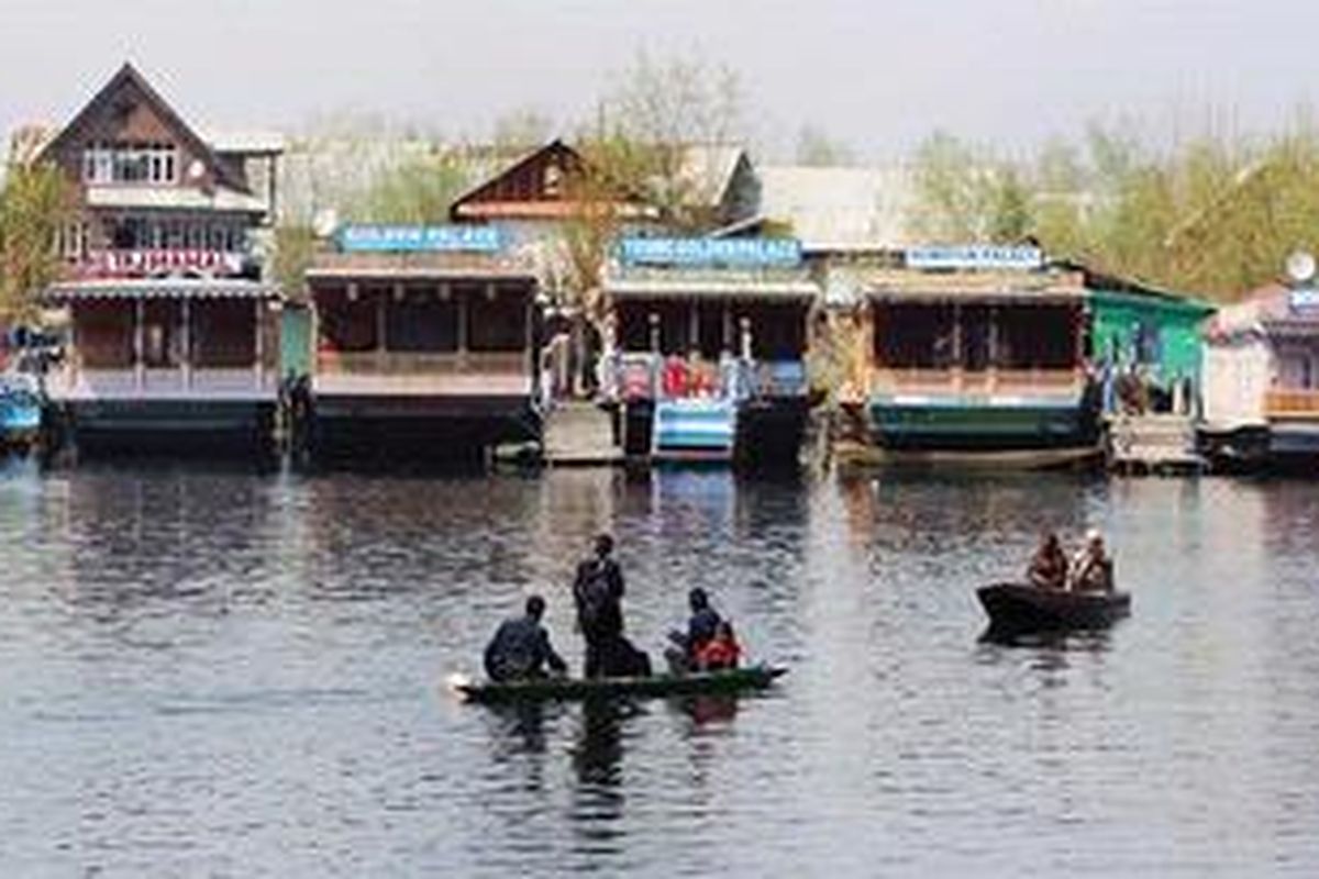 Aktivitas penduduk di Danau Dal