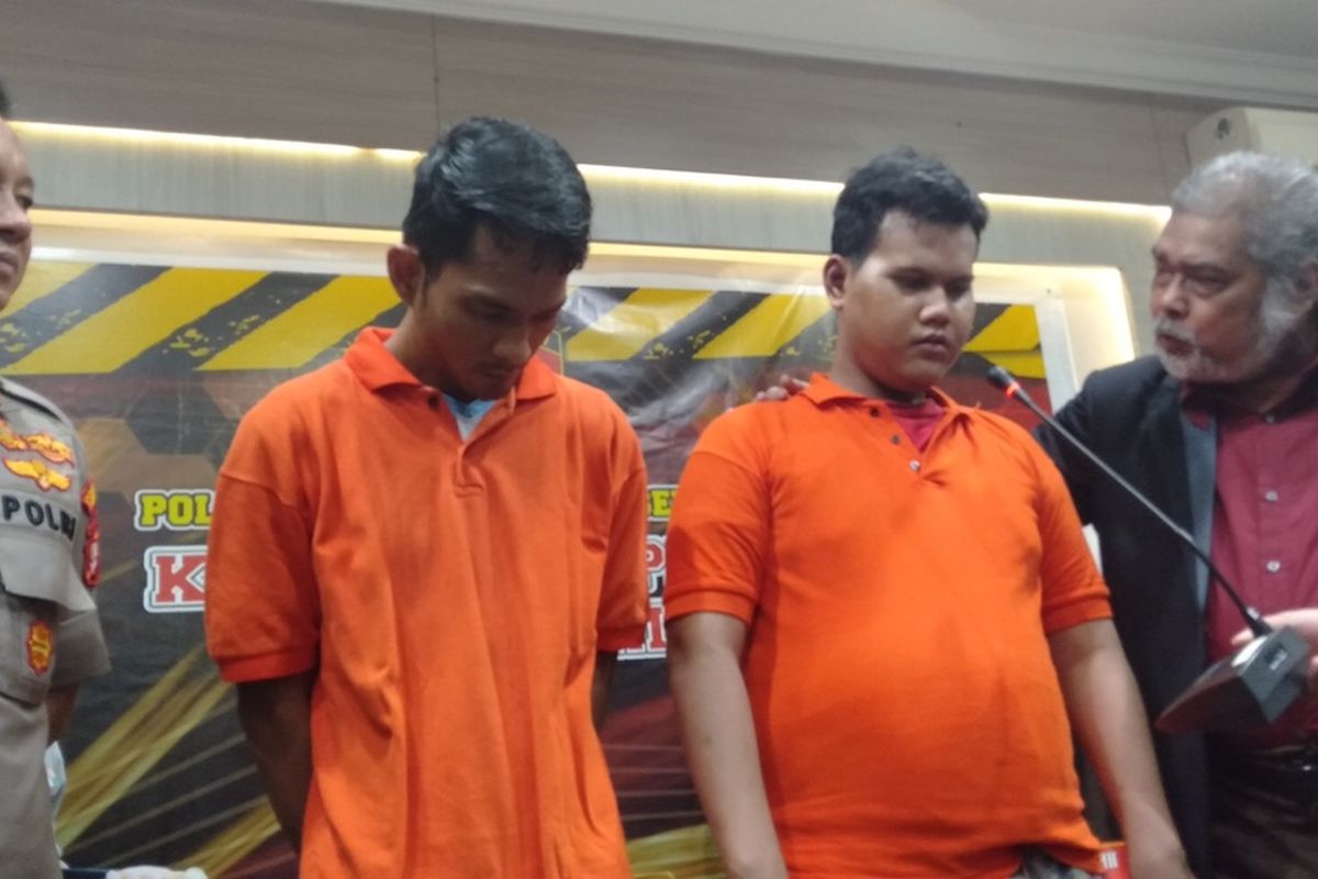 pelaku eksploitasi sex anak berinisial JF (kiri) dan NF (kanan) dalam jumpa pers di Mapolres Metro Jakarta Selatan, Rabu (29/1/2020)