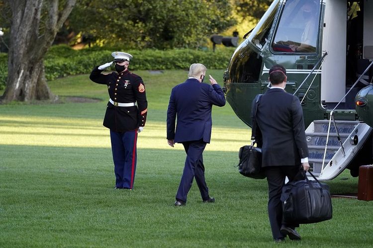 Presiden Donald Trump memberi hormat ketika dia naik Marine One, meninggalkan Gedung Putih untuk pergi ke Pusat Medis (RS) Militer Nasional Walter Reed setelah dia dinyatakan positif Covid-19, Jumat, 2 Oktober 2020, di Washington.