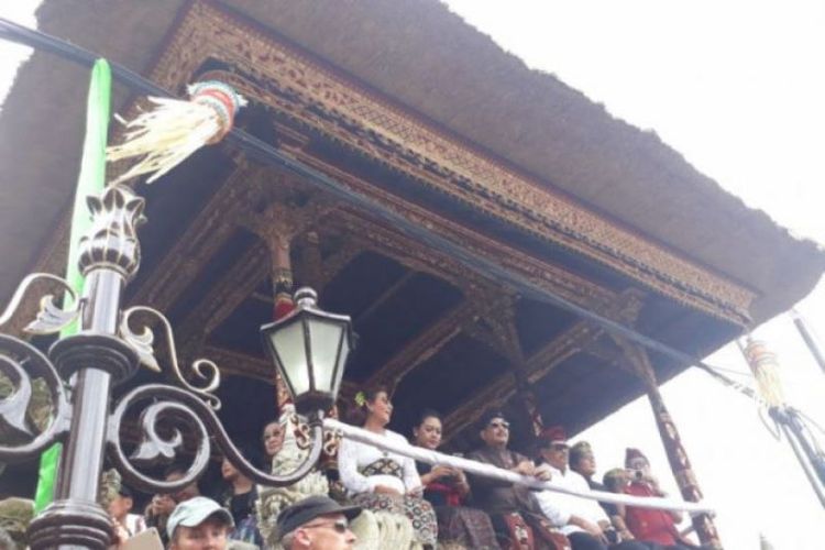 Menteri Kelautan dan Perikanan Susi Pudjiastuti dan sejumlah menteri Kabinet Kerja menghadiri upacara ngaben Keluarga Kerajaan Puri Ubud di Puri Agung Ubud, Gianyar, Jumat (2/3/2018).