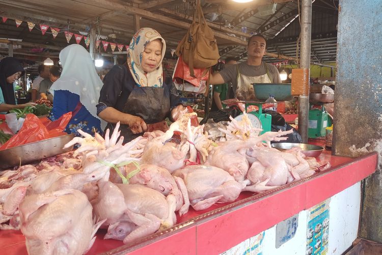 Cerita Pedagang Ayam di Pasar Angso Duo Jambi Bisa Jual 300 Kilogram Daging Jelang Lebaran