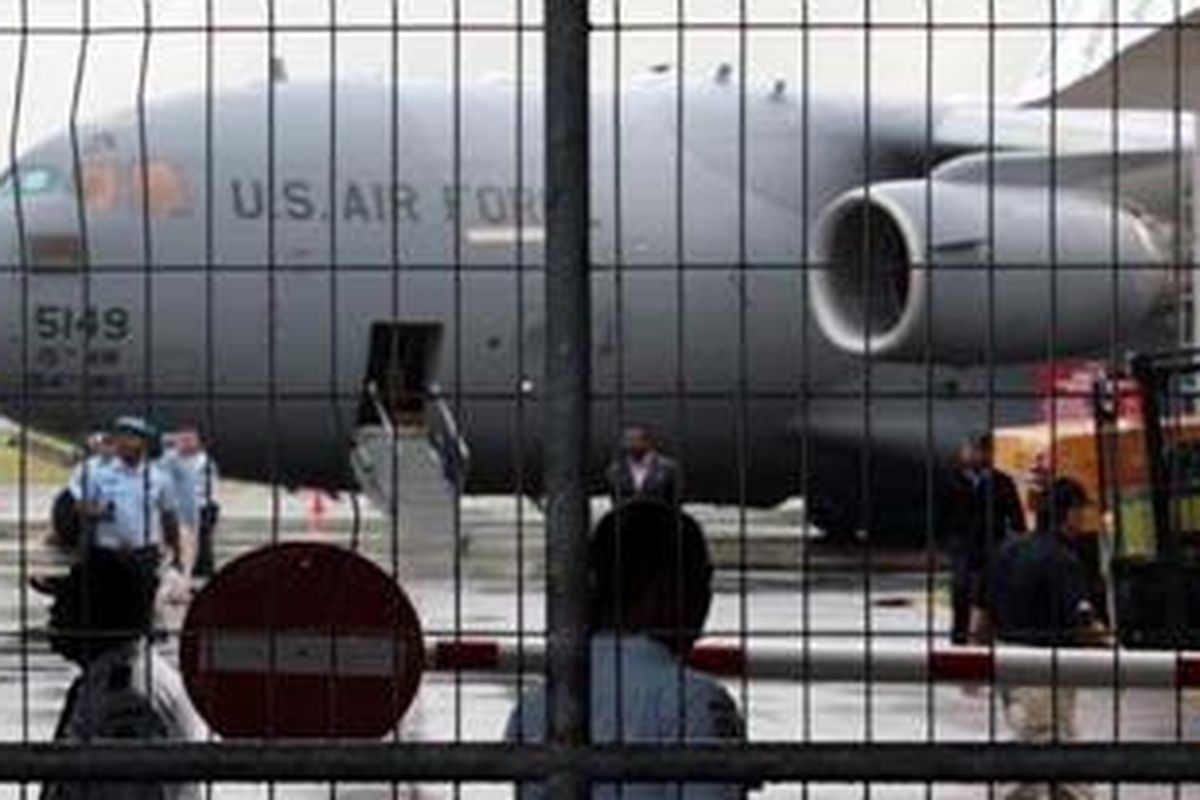 Pesawat US Air Force, C-17 Globe Master mendarat di Bandara Ngurah Rai, Bali, Rabu (2/6/2010). 