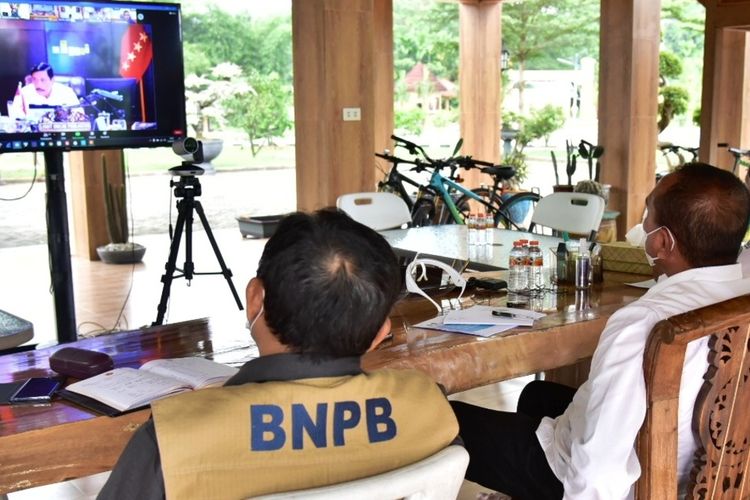 Gubernur Sumut Edy Rahmayadi mengikuti rapat koordinasi bersama Menko Marves Luhut B Pandjaitan secara virtual di rumah pribadinya, Senin (14/9/2020)