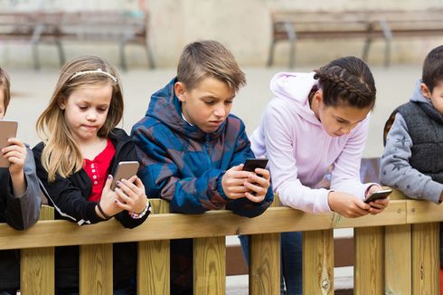 Mulai Usia Berapa Anak Boleh Bermain Media Sosial?