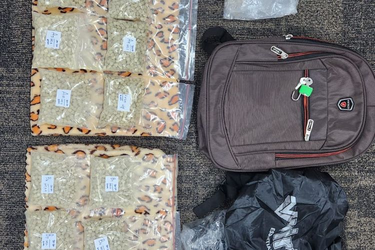 Direktorat Tindak Pidana Narkoba (Dittipidnarkoba) Bareskrim Polri mengagalkan upaya peredaran 10.000 butir narkoba jenis ekstasi di Kawasan Teluk Gong Raya, Jakarta Utara.