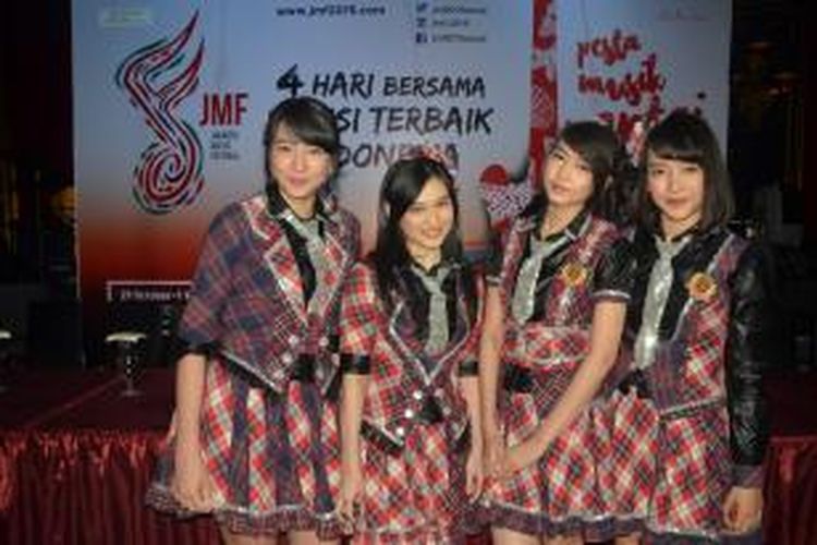 Grup idola JKT48 diabadikan usai jumpa pers pergelaran Jakarta Musik Festival (JMF) 2015, di De Leila Resto and Lounge, FX Sudirman, Jakarta Pusat, Senin (26/10/2015).