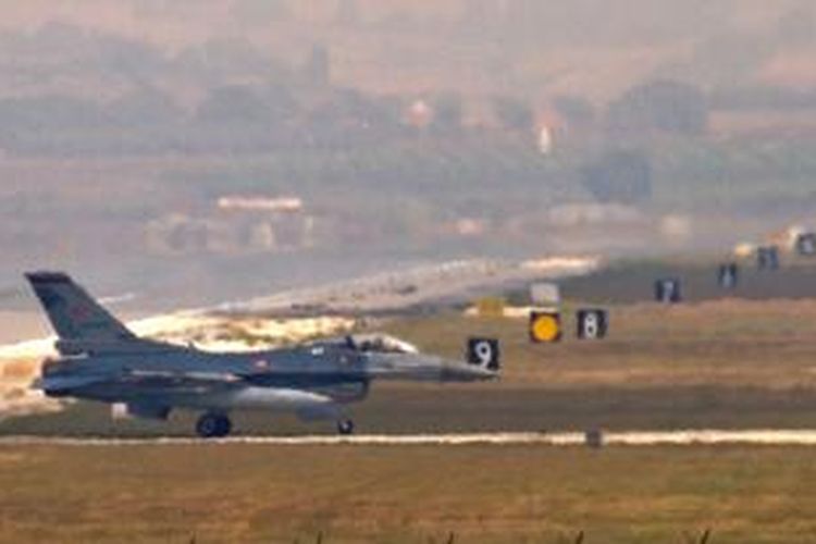 Sebuah jet F-16 milik Angkatan Udara Turki tengah bersiap lepas landas di pangkalan udara Incirlik.