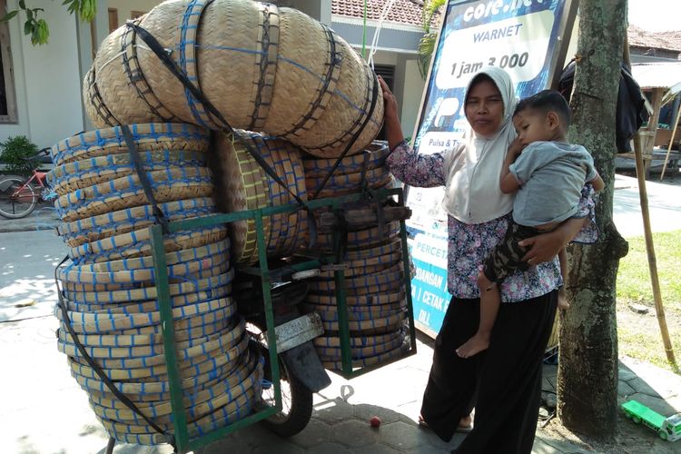 Kisah Kampung Anyaman Bambu yang Mampu Bertahan hingga 