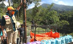 Menyusuri Anak Tangga di Pinggir Jurang, Ganjar Antar Sendiri Daging Kurban ke Dusun Girpasang