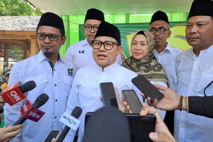 Ketua Umum PKB Muhaimin Iskandar (Cak Imin) saat ditemui di kompleks pemakaman Sunan Drajat, Lamongan, Jawa Timur, Sabtu (9/9/2023). 