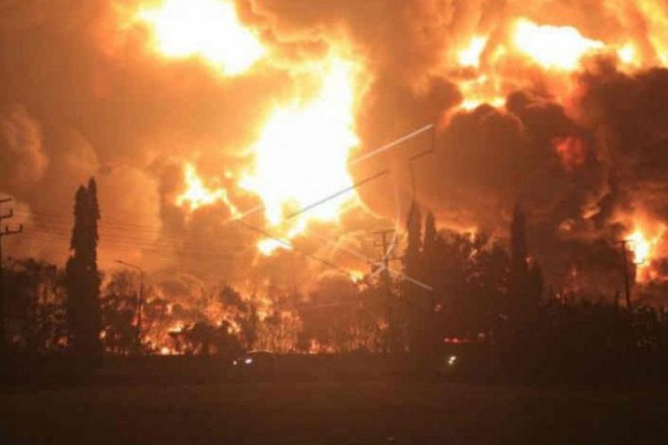 Api membumbung tinggi saat terjadi kebakaran di kompleks Pertamina RU VI Balongan, Indramayu, Jawa Barat, Senin(29/3/2021) dini hari. 