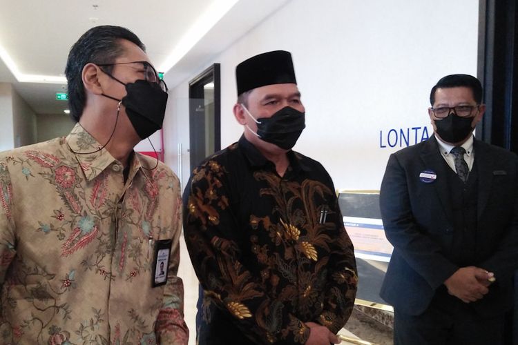 Bambang Harjo Soekartono, owner PT Dharma Graha Utama (tengah) saat memberikan keterangan kepada awak media di Gresik, Rabu (9/2/2022).
