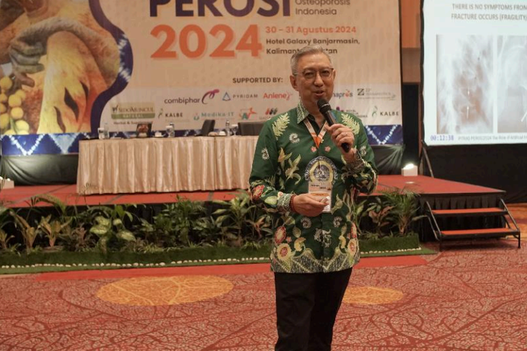 Konsultan Radiologi Muskuloskeletal Indonesia dr. Paulus Rahardjo, Sp.Rad(K), CCD. ketika mempresentasikan tentang OsteoCloud dalam
sesi The Role of Artificial Intelligence in Future Diagnostic for Osteoporosis di Hotel Galaxy Banjarmasin, Kalimantan Selatan, Sabtu (31/08/2024)