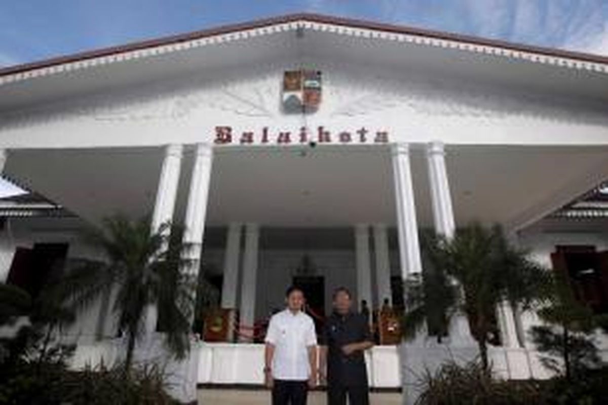 Wali Kota Bogor Bima Arya didampingi Wakil Wali Kota Usmar Hariman (kanan) berpose di depan Balaikota Bogor, Jawa Barat, 8 April 2014. Hari pertama bertugas sebagai wali kota, Bima Arya melakukan apel pagi di Plaza Balaikota, meninjau kantor pegawai dan sejumlah lokasi, antara lain Puskesmas Bogor Timur.