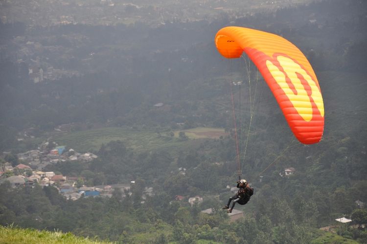 Sebanyak 100 pilot asal 12 negara, peserta Piala Asia Lintas Alam Paralayang II 2017, 11-14 Agustus, akan terbang dari Gunung Mas, Puncak, hingga Danau Lido, Sukabumi dan kawasan Sentul, Jawa Barat. 