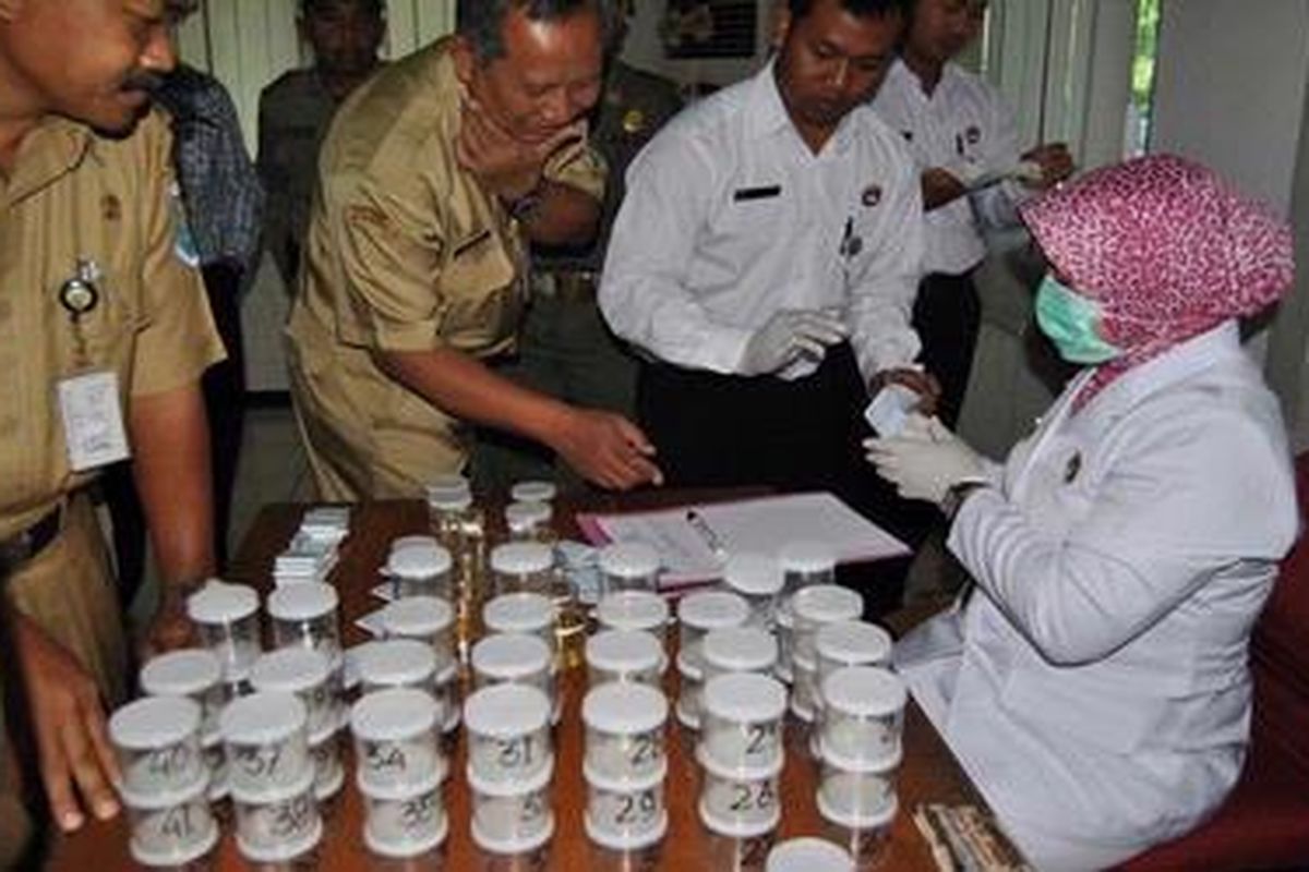 Suasana pengambilan sampel tes urine pejabat di lingkungan Pemkab Purbalingga, Jawa Tengah, Senin (25/6/2012).   