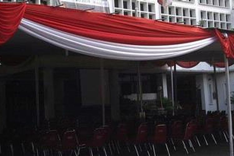 Komisi Pemilihan Umum (KPU) memasang tenda besar untuk mengantisipasi kekisruhan saat penyerahan daftar caleg sementara (DCS). Pada Minggu (21/4/2013), enam partai berencana menyerahkan DCS ke KPU.