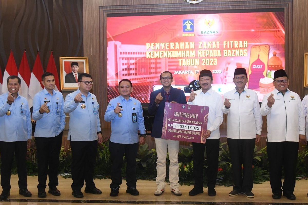 Aparatur Sipil Negara (ASN) Kementerian Hukum dan Hak Asasi Manusia (Kemenkumham) menyerahkan zakat fitrah dan sedekah di tahun 2023 ini sebanyak Rp1.453.917.072 kepada Badan Amil Zakat Nasional (Baznas).