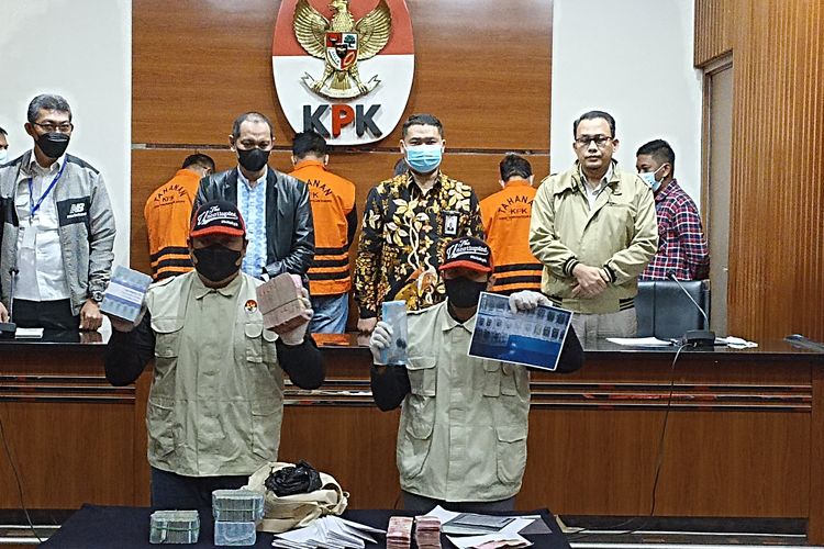 Petugas KPK menunjukkan sejumlah abrang bukti dari operasi tangkap tangan (OTT) dugaan suap Rektor Universitas Lampung, Minggu (21/8/2022).