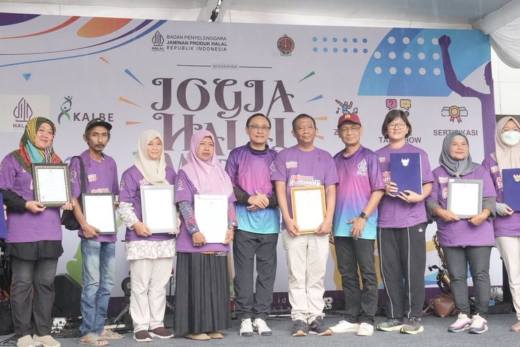 BPJPH menyerahkan sertifikat halal kepada para pelaku UMKM peserta Program Sertifikasi Halal Gratis (SEHATI) di ajang Jogja Halal Market 2025.