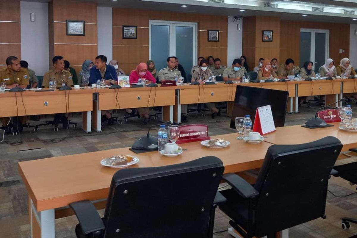 Rapat kerja Komisi A DPRD DKI Jakarta pada Senin (12/6/2023). Sekretaris Komisi A DPRD DKI, Karyatin Subiantoro mengeluhakan soal pembayaran gaji yang sering terlambat setiap bulan atau melebihi tanggal yang sudah ditentukan.