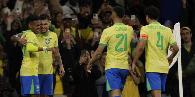 Para pemain Brasil merayakan gol Estevao saat Timnas Brasil meraih kemenangan 2-0 atas Senegal dalam laga uji coba di Stadion Emirates, London, Sabtu (15/11/2025).