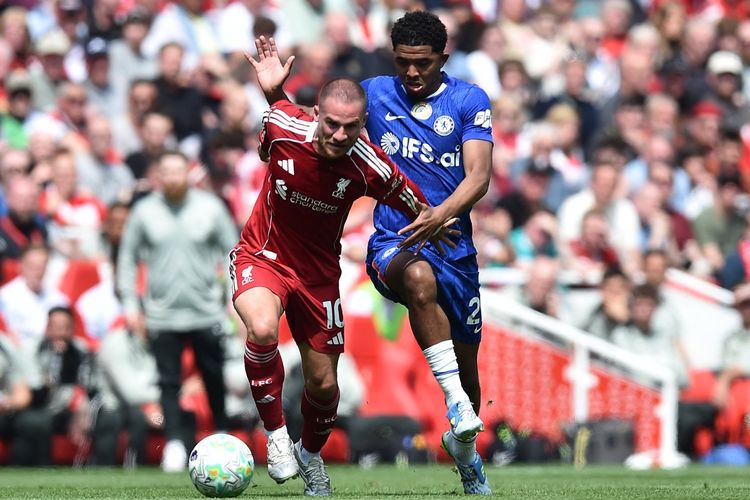 Alexis Mac Allister (kiri) dibayangi oleh Wesley Fofana dalam pertandingan sepak bola Liga Inggris antara Liverpool vs Chelsea di Anfield di Liverpool, barat laut Inggris pada 9 Mei 2026. (Foto oleh PETER POWELL / AFP)
