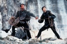 Sinopsis Film Cliffhanger,  Petualangan Sylvester Stallone di Pegunungan Rocky