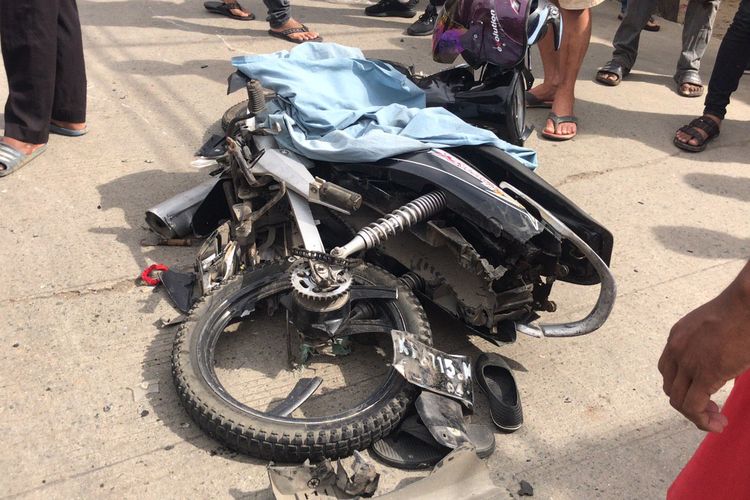 Motor pengendara yang ditabrak truk dalam kecelakaan maut di Jalan Jalan Otto Iskandardinata, Kelurahan Sidodamai, Kota Samarinda, Kalimantan Timur menewaskan empat orang, Kamis (30/1/2020) sore. 