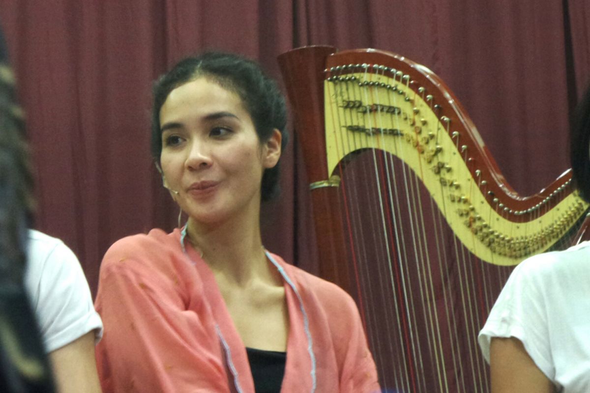 Artis peran Marsha Timothy diabadikan di sela latihan teater Perempuan-perempuan Chairil di Gedung Nyi Ageng Serang, Rasuna Said, Jakarta Selatan, Rabu (8/11/2017). 